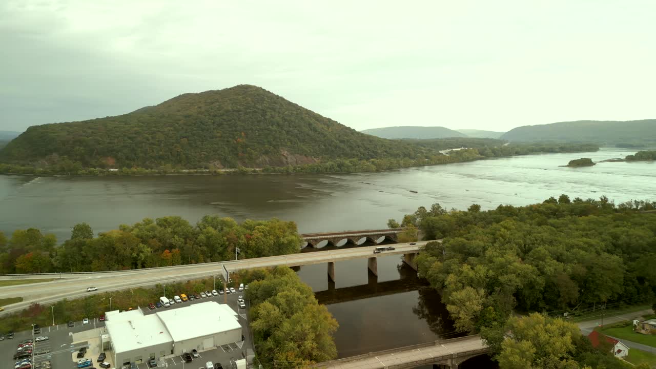 vista aérea de drones de las montañas apalaches y el río susquehanna