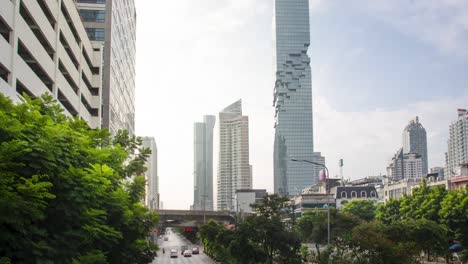 vista del paisaje de la calle timelapse entre el centro de la ciudad de bangkok con algo de tráfico durante el día temprano en la mañana