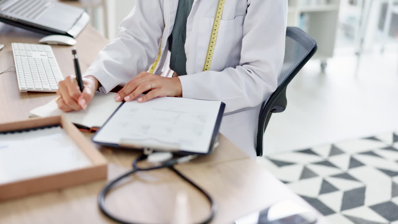 Saúde, consultório e médico escrevendo anotações
