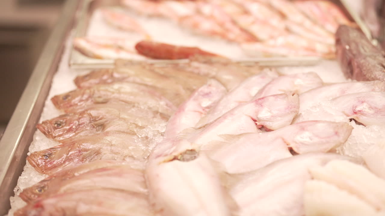 시장 에서 신선 한 물고기 를 전시 하는 것