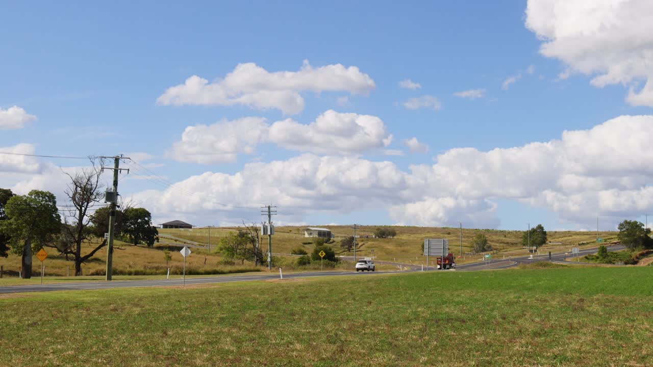 vehículos viajan a través de un paisaje rural pintoresco