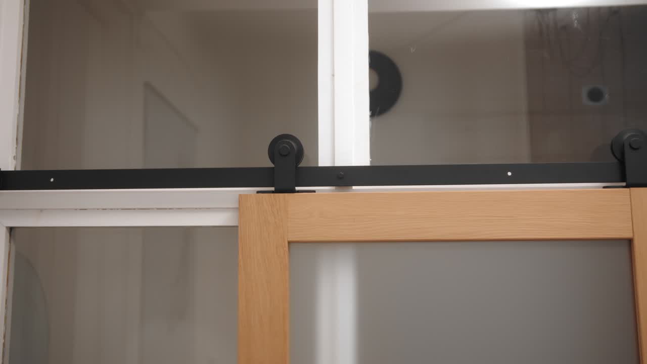 cerrando una vieja puerta corredera con ruedas en la parte superior