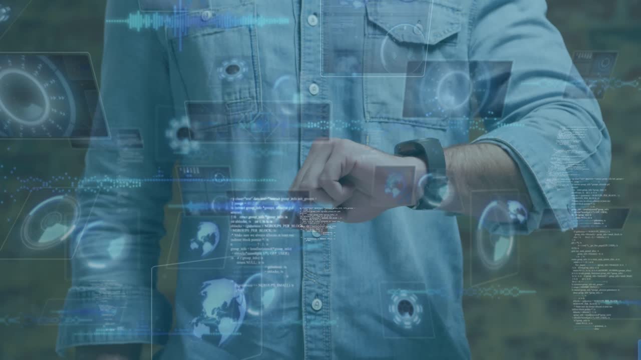 animación del procesamiento de datos en las pantallas sobre el hombre caucásico comprobando el reloj inteligente