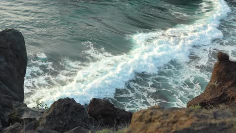 Olas-En-Cámara-Lenta-Rompiendo-En-Los-Gigantes,-Tenerife---Dicha-De-Verano---4k