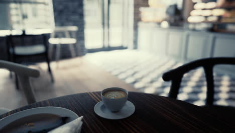 taza de café en la mesa en una cafetería