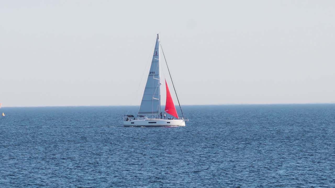 un velero se desliza a través del océano