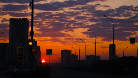 amanecer sobre las calles de la ciudad