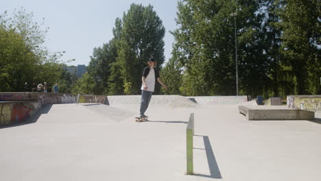 un chico caucásico en el parque de skate.