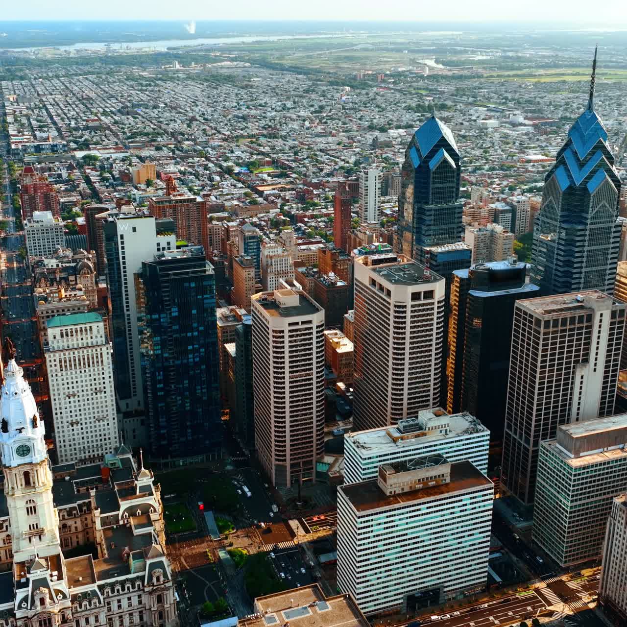 Gruppo di grattacieli che spiccano nell'architettura semplice della città. Splendida vista di Philadelphia in una giornata di sole