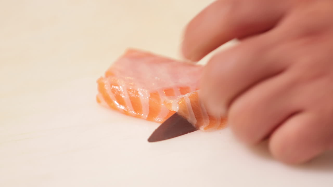 cortar carne de salmón fresco para sushi - cerrar