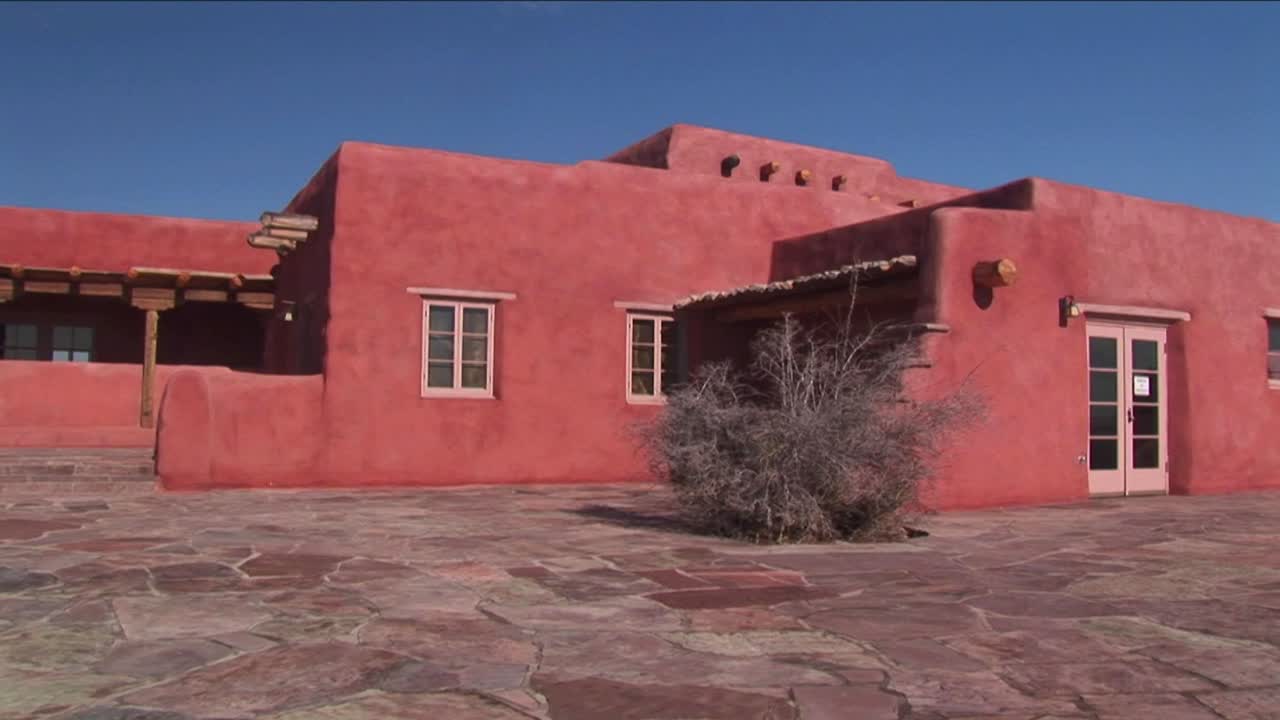 어도비 하우스는 뉴 멕시코의 사막 평원을 차지합니다.