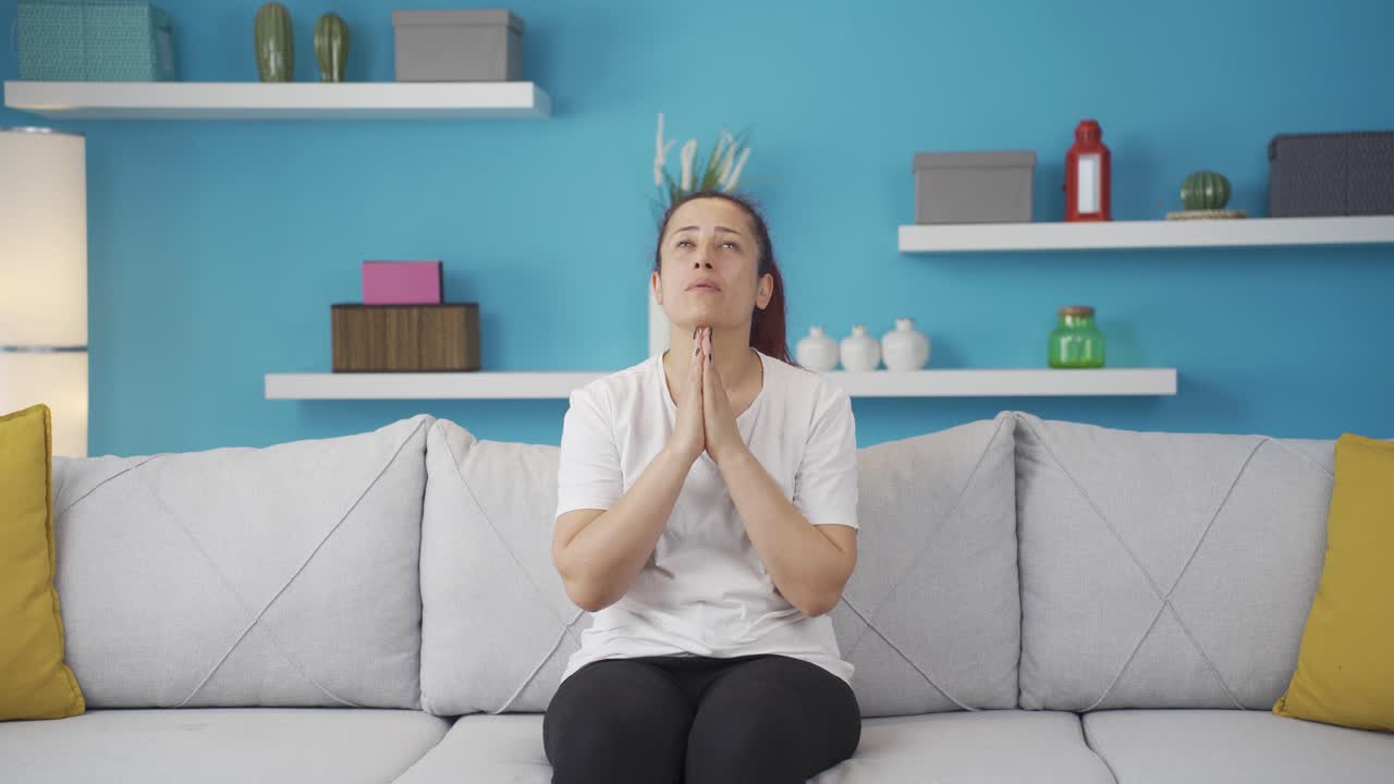 mujer cristiana orando.