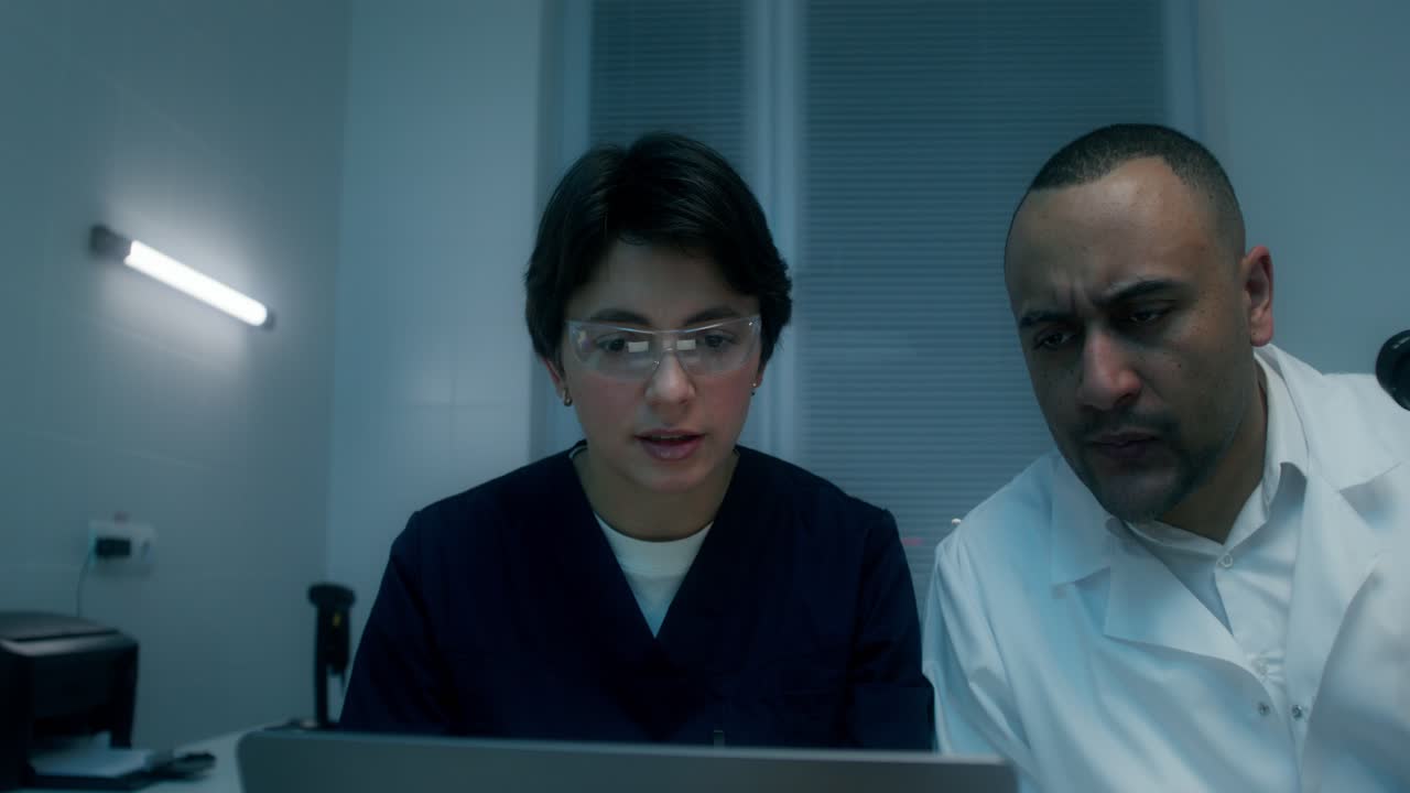 데이터를 검토하는 의료 전문가