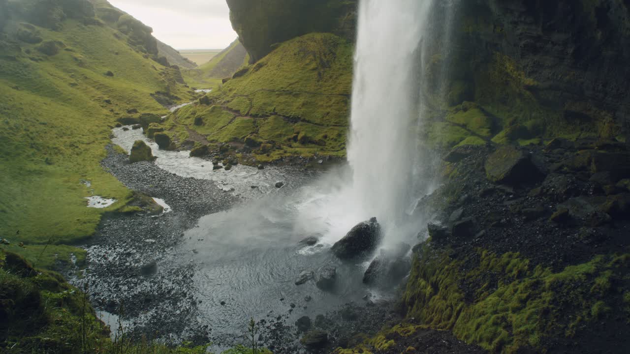 hermosa cascada oculta de kvernufoss en la región sur de islandia.