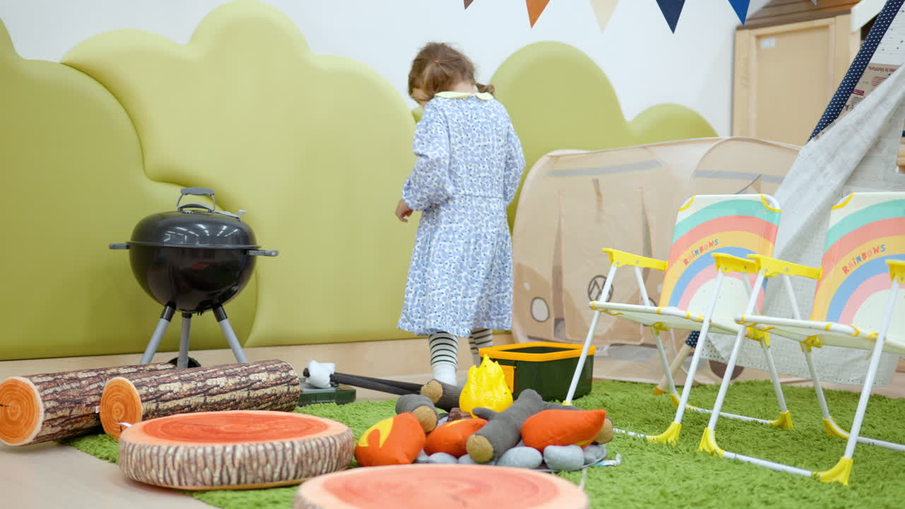 소녀는 집에서 캠핑하는 척합니다.