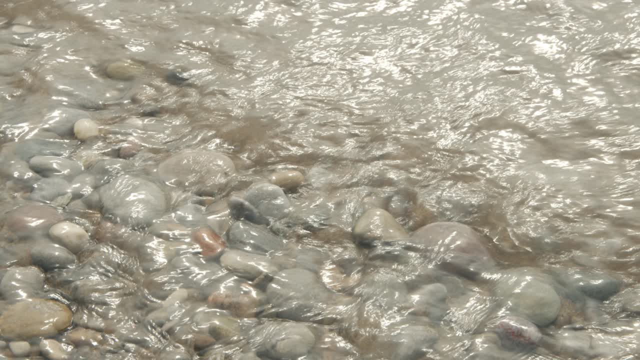 Acqua che si infrange sugli scogli in spiaggia, 15 secondi.
