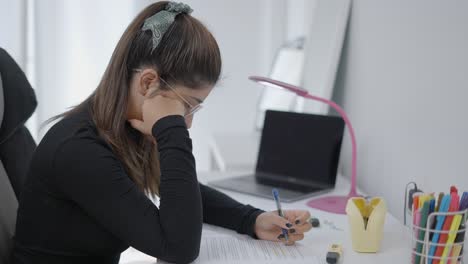 mujer estudiando en un escritorio