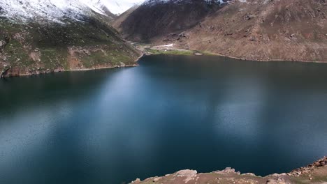 El-Lago-Lulusar-Está-A-11,000-Pies-Sobre-El-Nivel-Del-Mar,-De-Donde-Sale-El-Río-Kunhar-Con-Potencia-Redoblada-Para-Fluir-Hacia-El-Valle