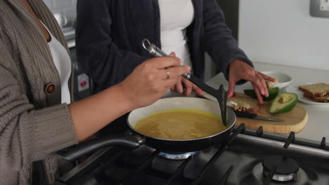 pareja de lesbianas preparando el desayuno en la cocina
