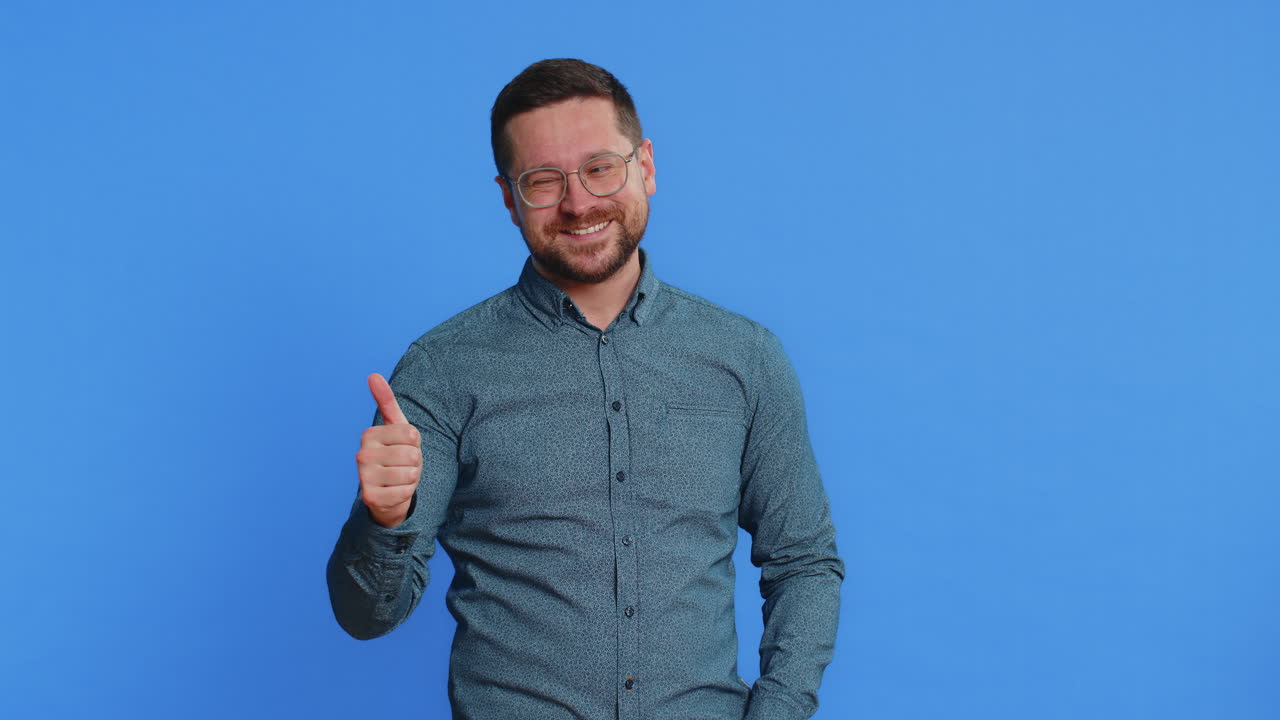 hombre mostrando desperdiciando arrojando compartiendo dinero más propinas gran ganancia ganando lotería premio mayor compras