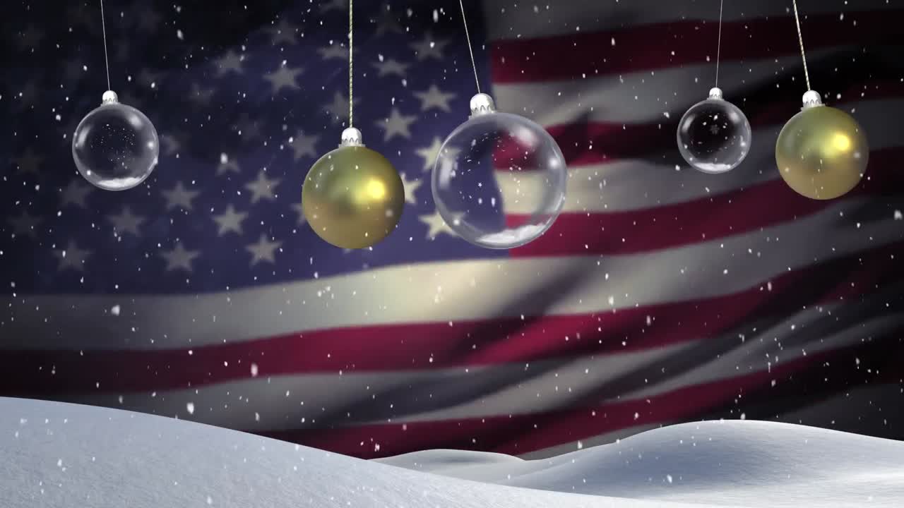 animación de bolas de navidad colgando sobre la bandera de estados unidos y la nieve cayendo en el fondo.