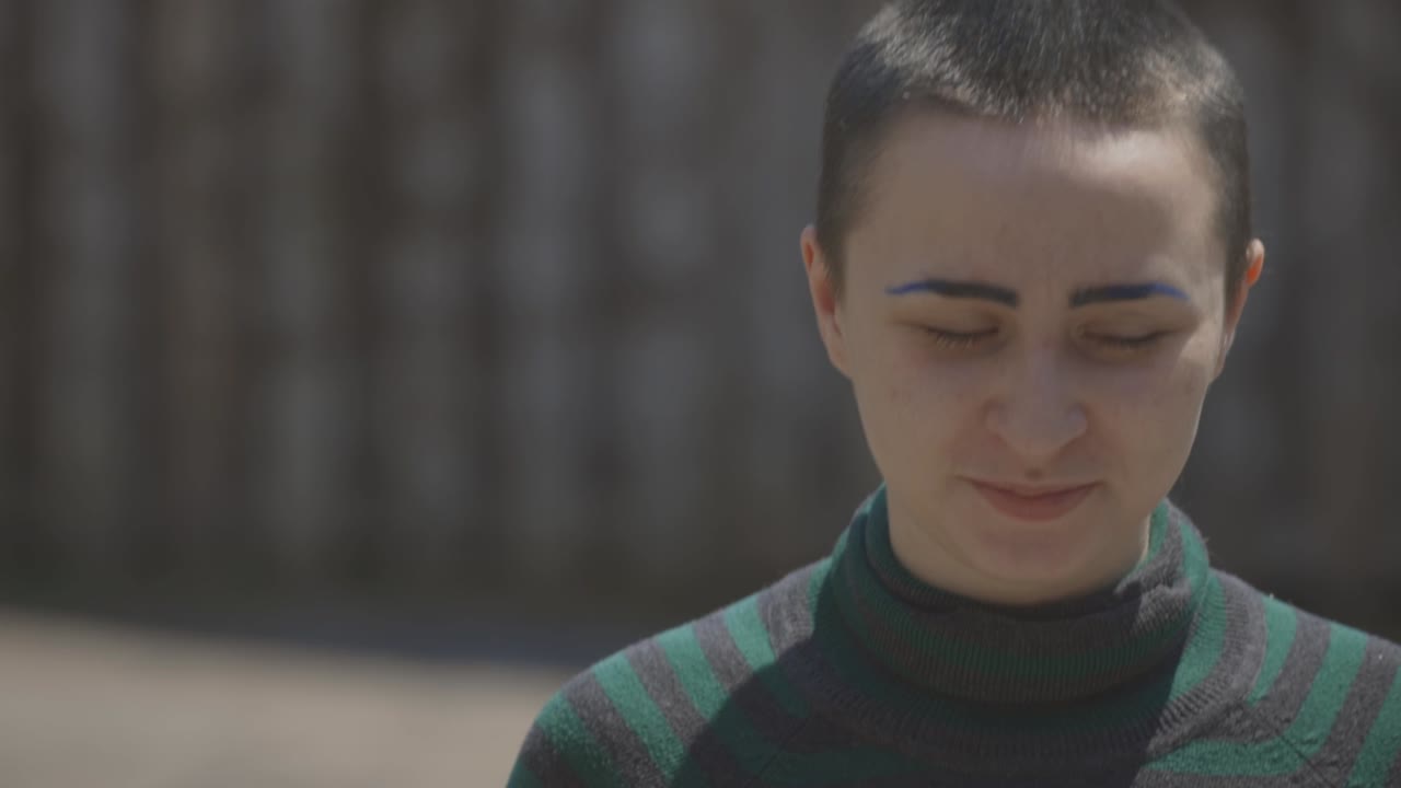 웃고 카메라를 향해 걸어가는 젊은 백인 레즈비언