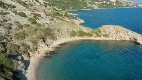 Hermosa-Bahía-Con-Aguas-Cristalinas-Que-Rodean-La-Isla-De-Krk-En-Croacia---Toma-Aérea