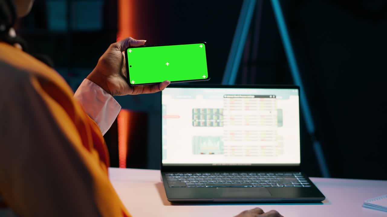 estudiante de negocios mira la pantalla verde en el teléfono y aprende a usar el servicio de impuestos