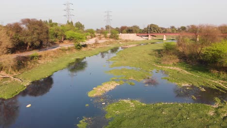 Abwasser-Aus-Fabriken,-Die-Unter-Der-Eisenbahnbrücke-Hindurchfahren