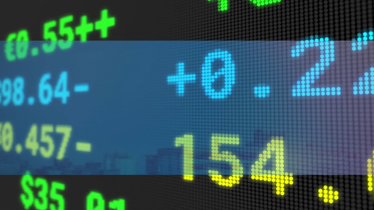 Ticker LED che si sta inizializzando, mostrando valori di valuta che scorrono e riflettono i cambiamenti del mercato su uno skyline pixelato.