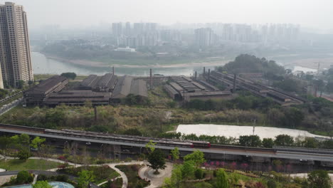 La-Apariencia-Antigua-De-La-Planta-De-Acero-Especial-De-Chongqing-En-El-Contexto-De-Las-Ciudades-Modernas