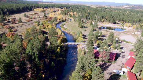 Drohnenaufnahme-Von-Fluss-Und-Wald-In-New-Mexico