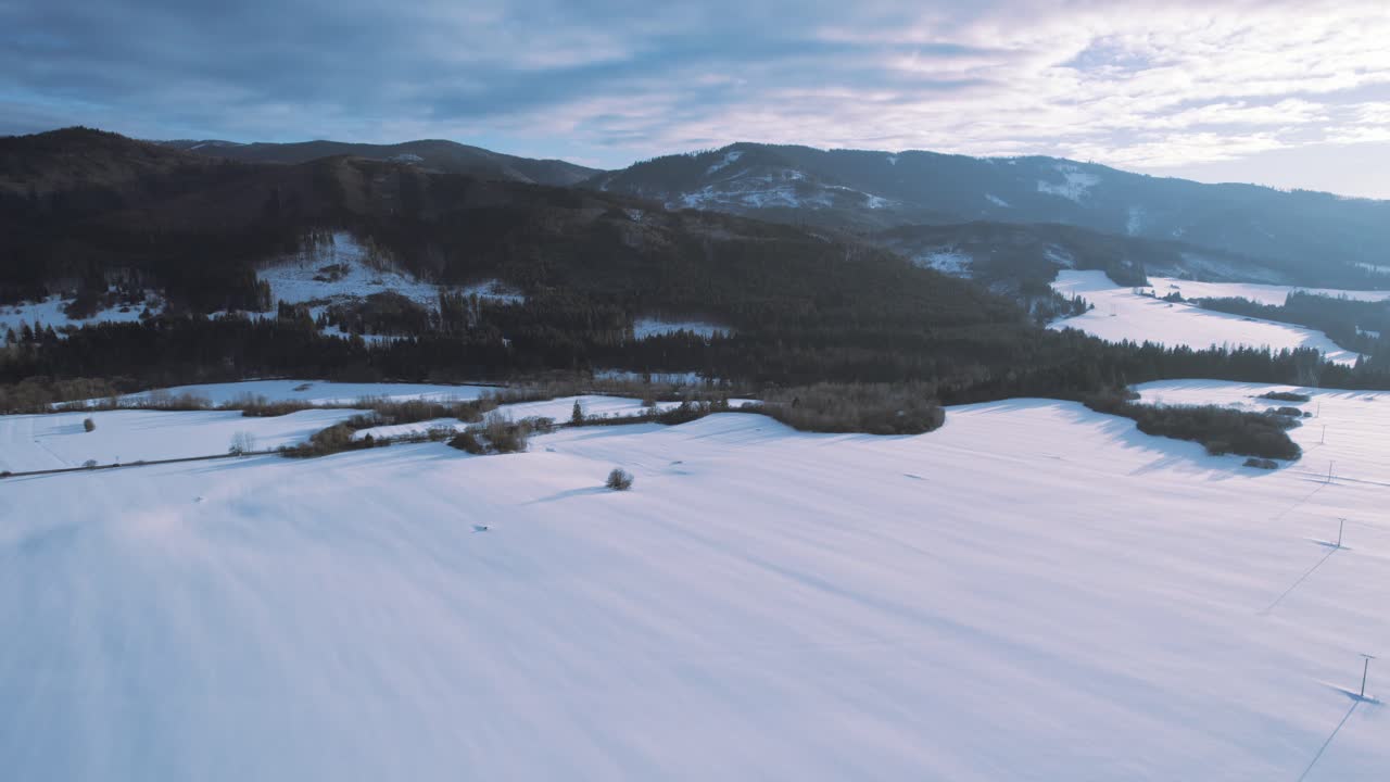 Veduta aerea della vasta campagna innevata nel Parco Nazionale dei Tatra, Slovacchia, di giorno