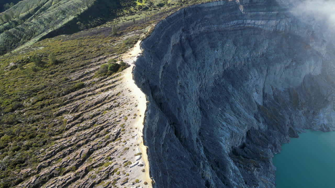 Bordo del cratere Kawah Ijen, Giava, Indonesia, riprese aeree con drone, tracce lasciate sul bordo roccioso, 4K 30FPS