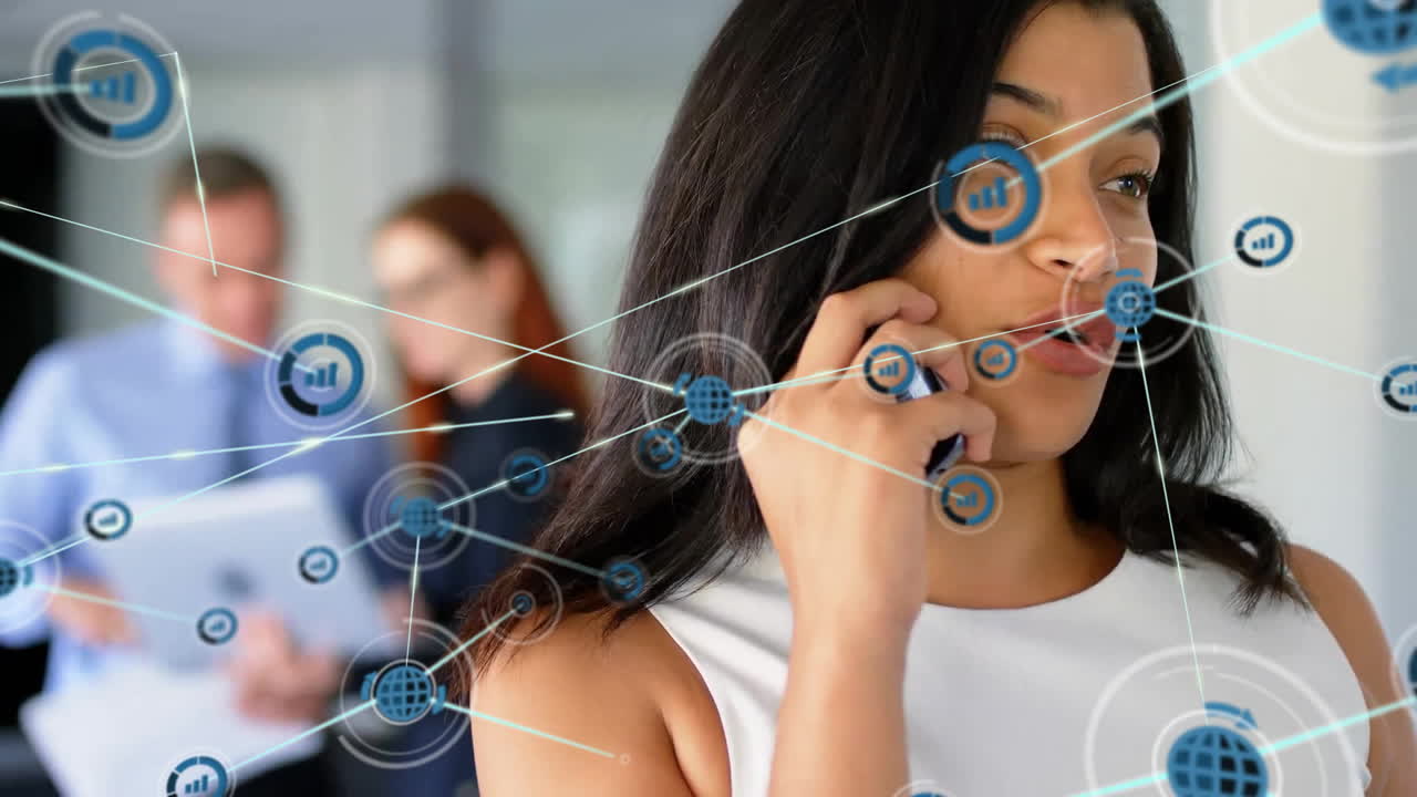 animación de una red de conexiones sobre una mujer biracial hablando en un teléfono inteligente