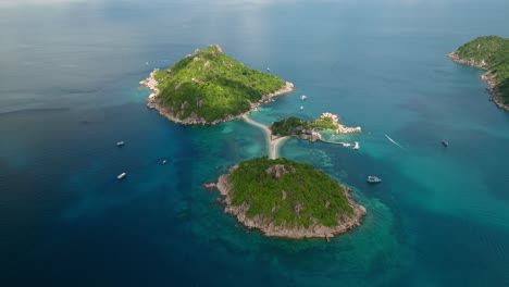 Slow-panoramic-view-of-Koh-Nang-Yuan-Island,-Koh-Tao-in-Thailand