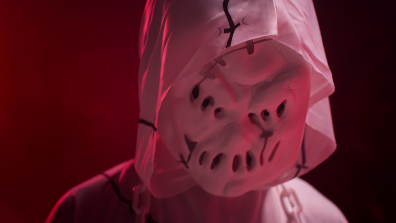 niño disfrazado de fantasma monstruo zombi truco o trato en halloween asustando a la gente contra el fondo de humo rojo 1