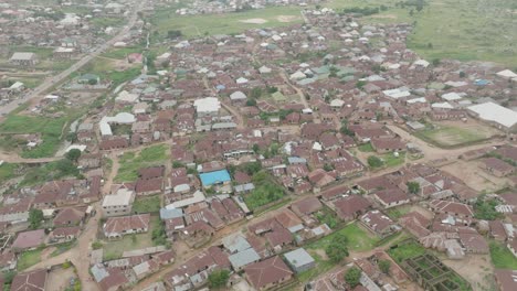 Aéreo---Paisaje-Urbano-En-La-Meseta-De-Jos,-Nigeria,-Tiro-Hacia-Adelante,-Inclinado-Hacia-Abajo,-De-Arriba-Hacia-Abajo