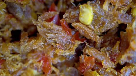 trozos de atún desmenuzados con chile extra picante frito