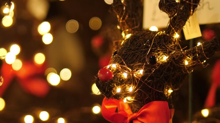 Escultura de rena de madeira coberta de luzes em um mercado de Natal