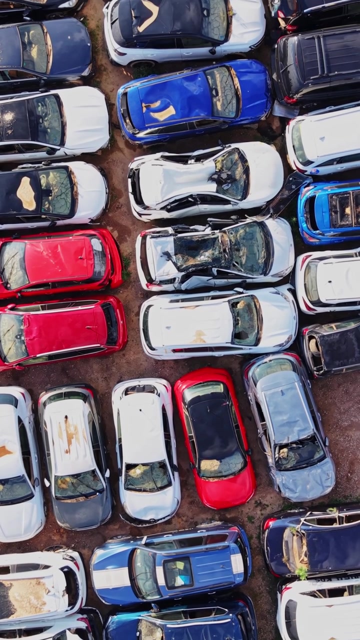 Vista dall'alto di auto rottamate e ricambi auto