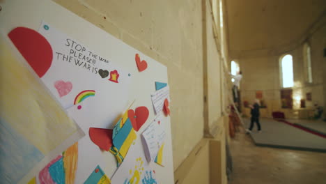 Guerra-En-Ucrania-Dibujo-De-Niños-En-Una-Pared-De-Una-Iglesia-Católica-Ucraniana-En-Francia