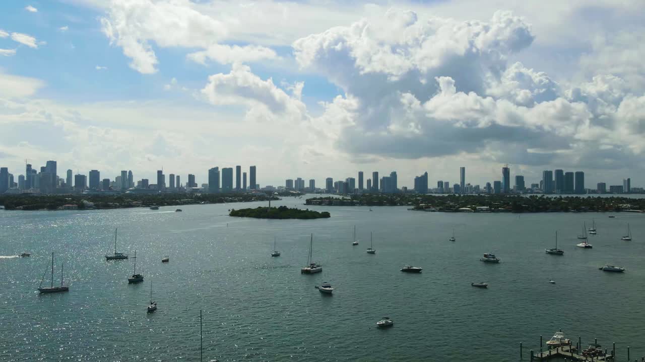 impresionante lapso de tiempo de barcos en el puerto del océano atlántico en miami, florida