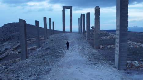 Tore-Des-Himmels,-Diesen-Weg-Am-Jüngsten-Tag-Gehen,-Andrew-Rogers,-Rhythmen-Des-Lebens,-Göreme-Truthahn,-Kappadokien,-über-Den-Wolken,-Tugenden,-Religion,-Inuckshuck,-Nevşehir,-Land-Art