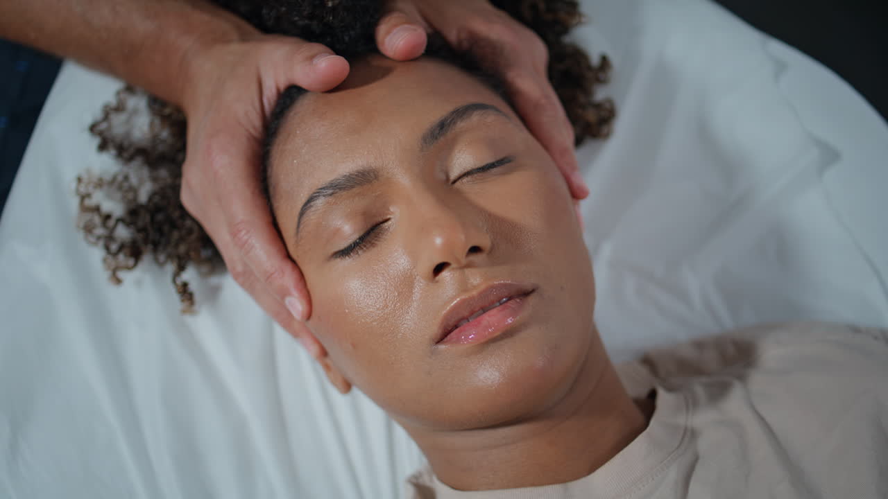 paciente osteopata deitado no sofá com os olhos fechados vista superior. mulher relaxada visitando