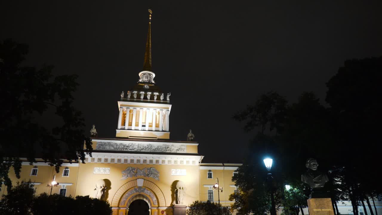 세인트 페테르부르크의 밤의 상공 궁전