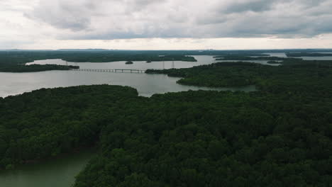 Hobson-Pike-A-Través-Del-Lago-Percy-Priest-Cerca-Del-Parque-Estatal-Long-Hunter-En-Nashville,-Tennessee