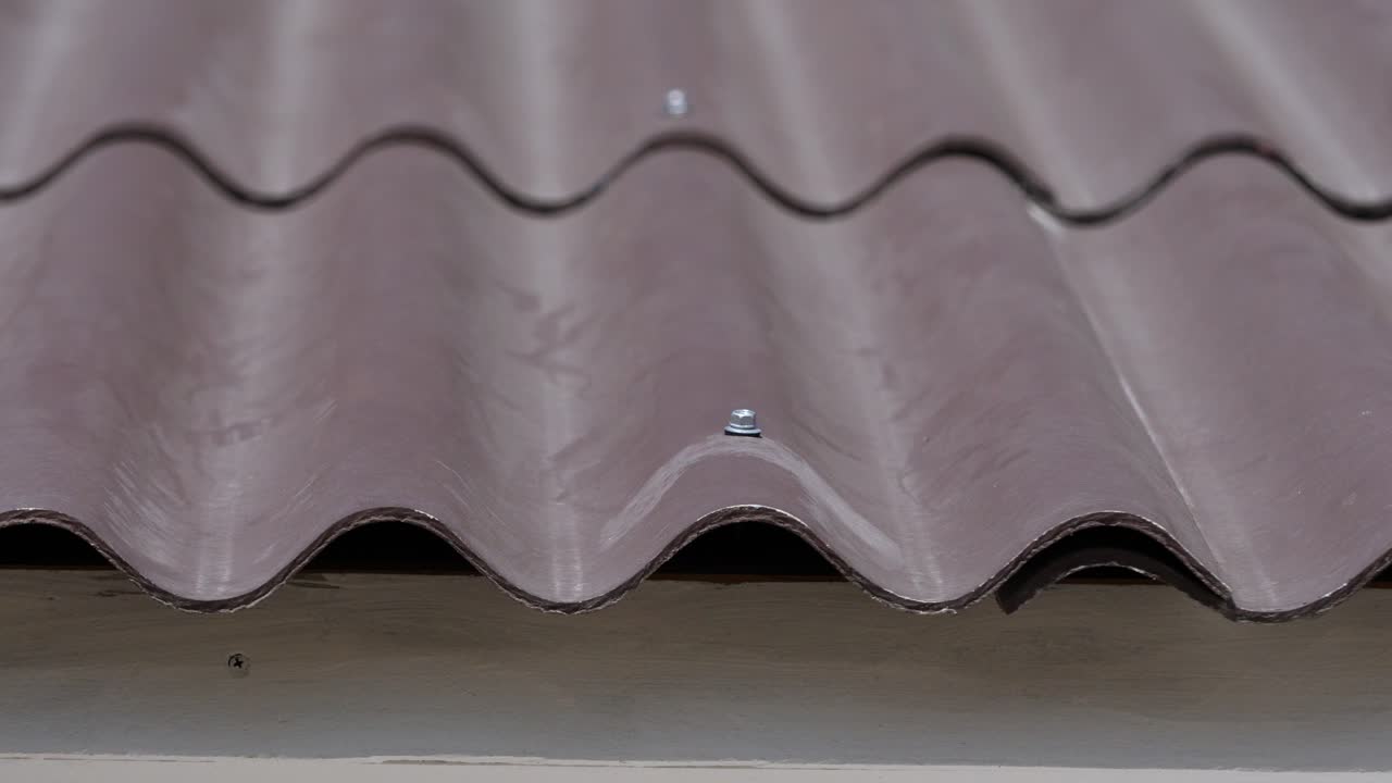 techo de metal corrugado marrón