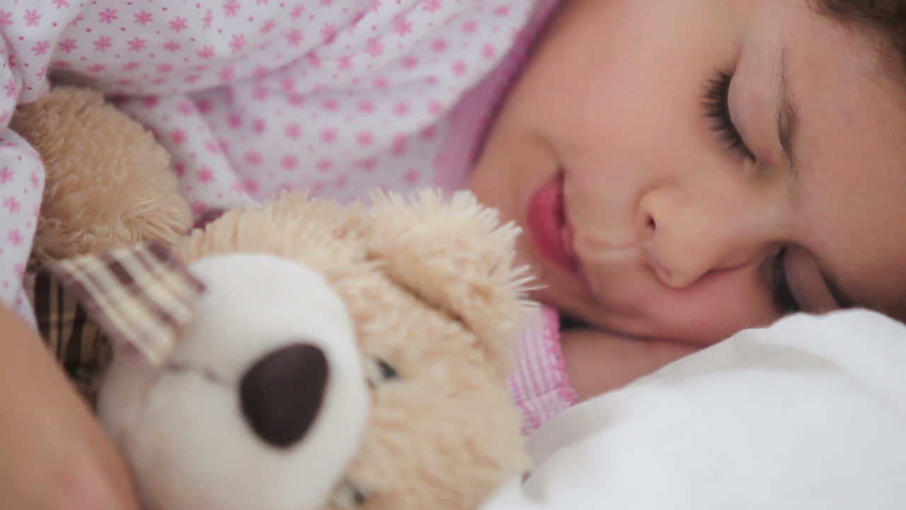 Madre e figli coccolati a letto