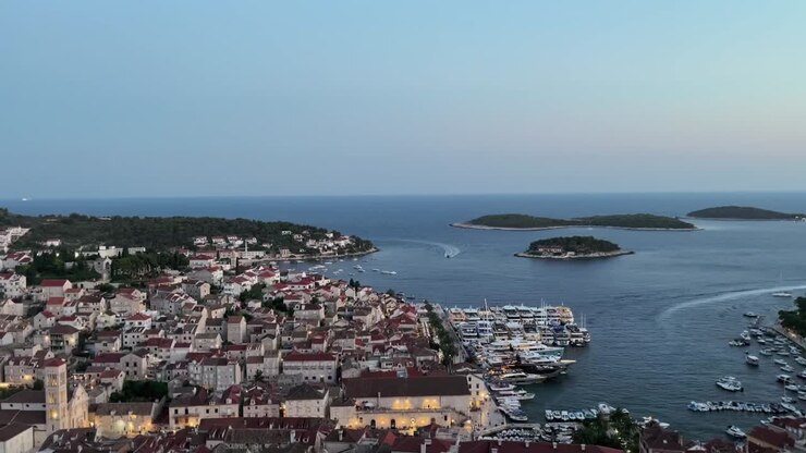 L'isola di Hvar ripresa dall'alto in una splendida serata. Le barche navigano nel pittoresco porto.